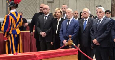 الرئيس عون واللبنانية الاولى القيا النظرة الأخيرة على نعش البابا الراحل فرنسيس