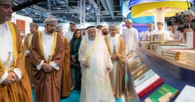 حاكم الشارقة يزور معرض مسقط الدولي للكتاب ويوقع أحدث إصداراته “البرتغاليون في بحر عُمان