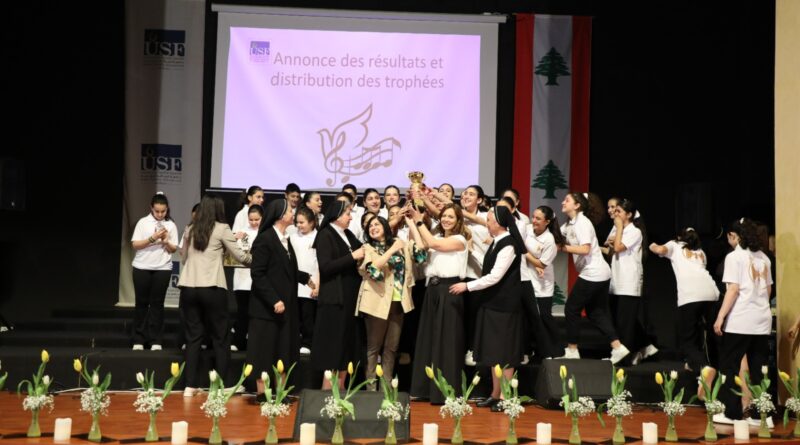 طلاب مدارس العائلة المقدسة “غنوا الرجاء” في جامعة العائلة المقدسة