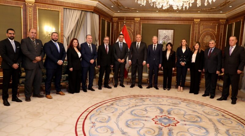الرئيس عون استقبل اركان السفارة اللبنانية في الكويت واطلع منهم  على اوضاع الجالية اللبنانية فيها منوهاً بجهودهم لتفعيل العلاقات اللبنانية – الكويتية